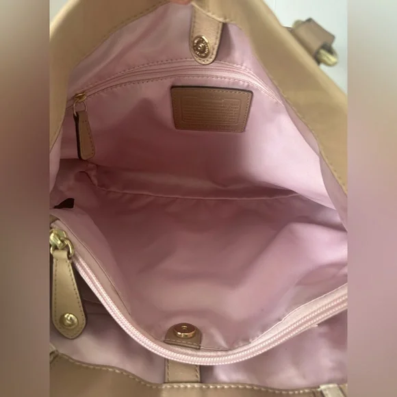 Coach Tan and Cream Shoulder
Bag with Slouchy Design -EUC - Picture 9 of 10